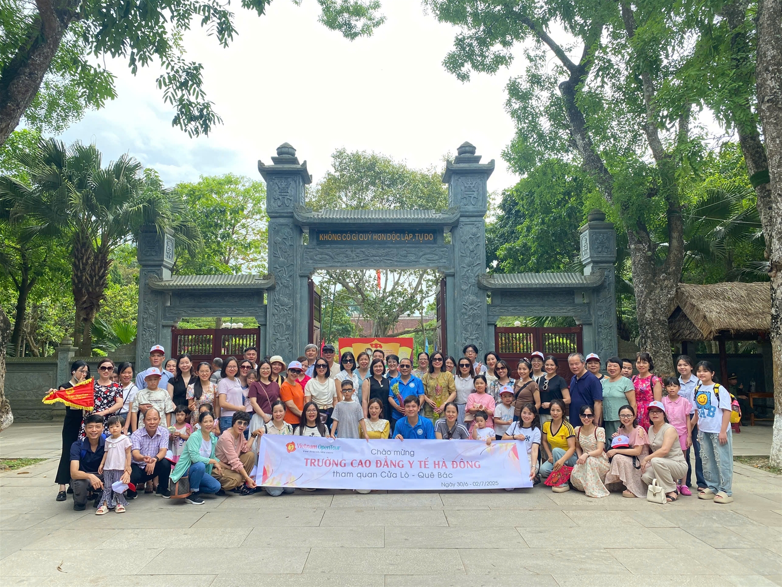 Công đoàn Trường Cao đẳng Y tế Hà Đông tổ chức tham quan, nghĩ dưỡng hè năm 2025