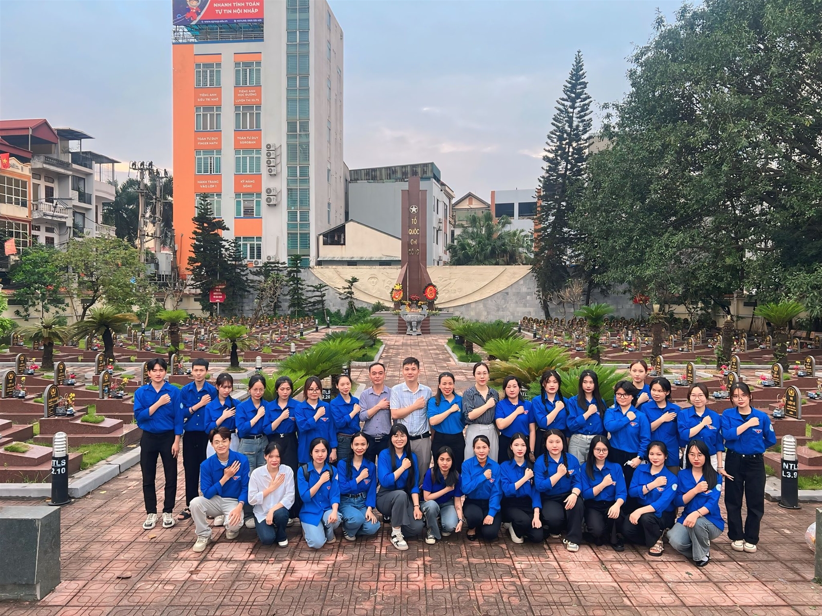 Công đoàn và Đoàn TN Trường Cao Đẳng Y tế Hà Đông dâng hương tưởng niệm các anh hùng liệt sĩ – Kỷ niệm 50 năm Giải phóng miền Nam (30/4/1975 – 30/4/2025) Công đoàn và Đoàn TN Trường Cao Đẳng Y tế Hà Đông dâng hương tưởng niệm các anh hùng liệt sĩ – Kỷ niệm 50 năm Giải phóng miền Nam (30/4/1975 – 30/4/2025)