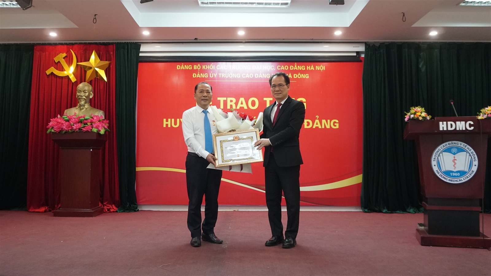 Đồng chí Nguyễn Đăng Trường - Phó Bí thư Đảng ủy, Hiệu trưởng Nhà trường vinh dự và tự hào nhận Huy hiệu 30 năm tuổi Đảng