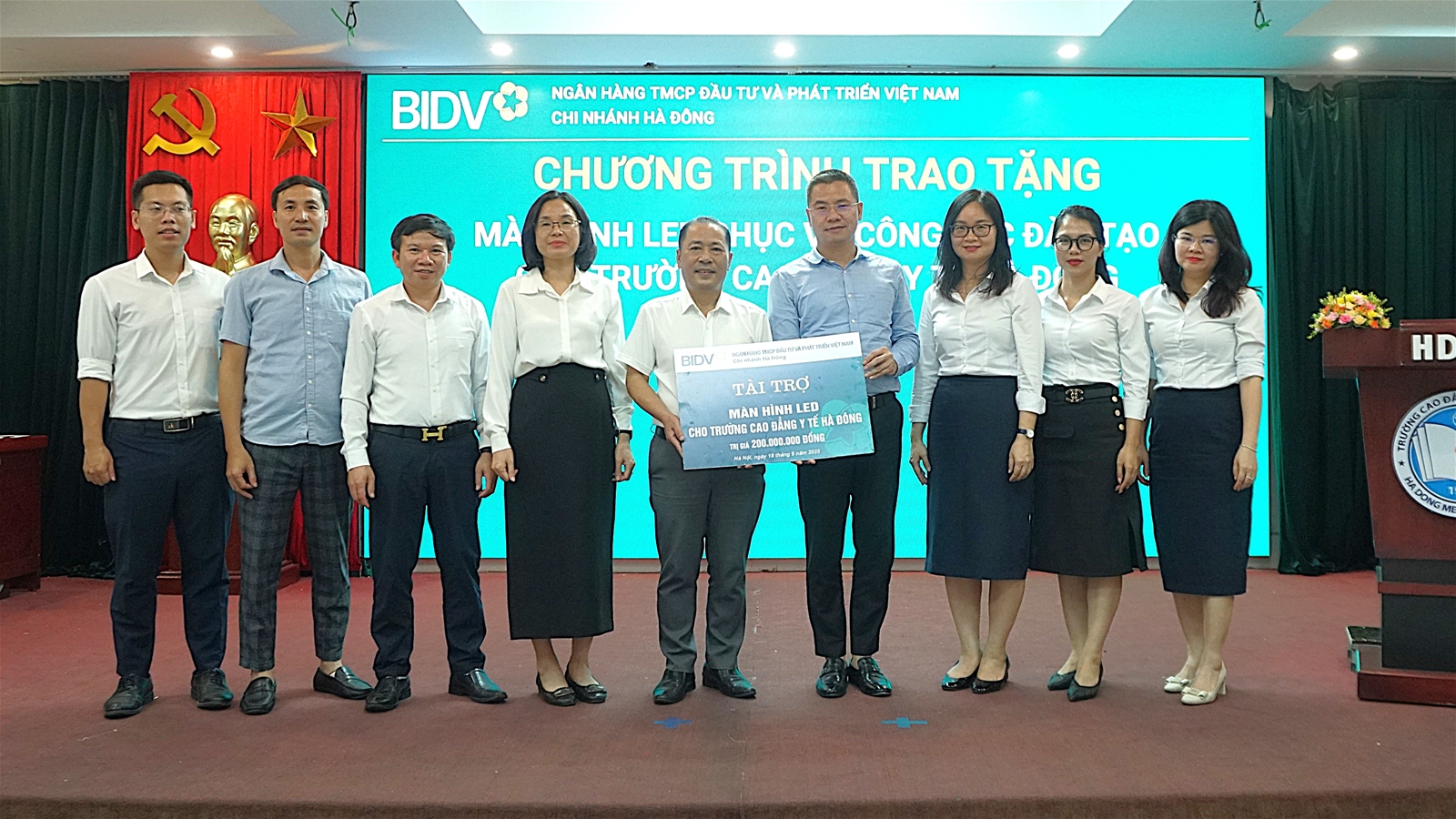 BIDV chi nhánh Hà Đông trao tặng màn hình led phục vụ công tác đào tạo cho Trường Cao đẳng Y tế Hà Đông