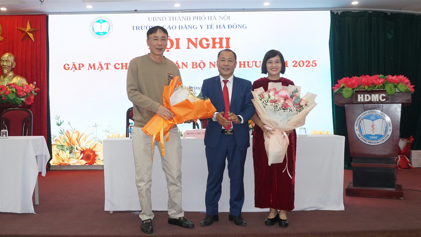Trường Cao đẳng Y tế Hà Đông tổ chức gặp mặt chia tay cán bộ nghỉ hưu năm 2025