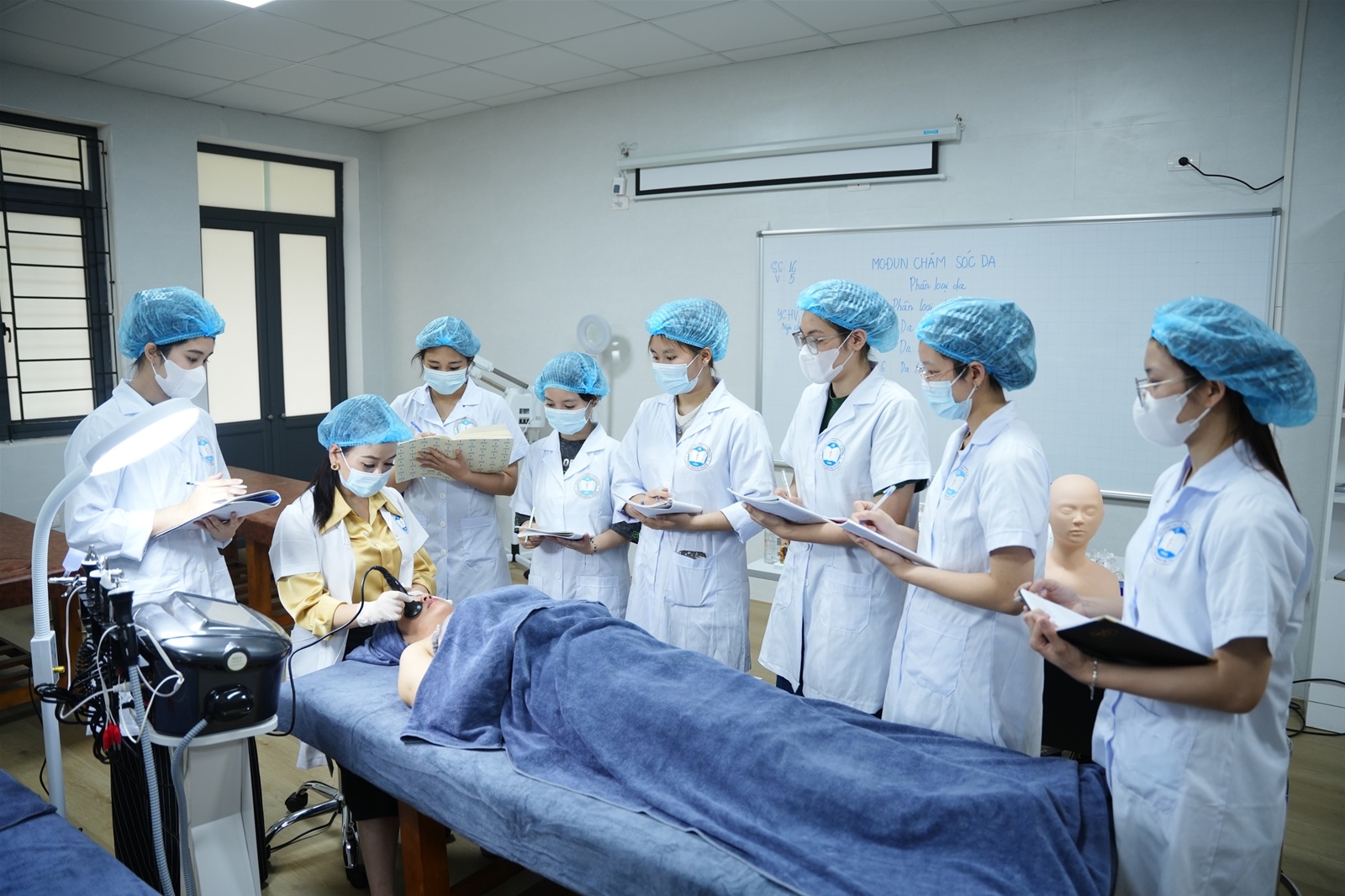 Xét tuyển học bạ Cao đẳng Chăm sóc sắc đẹp