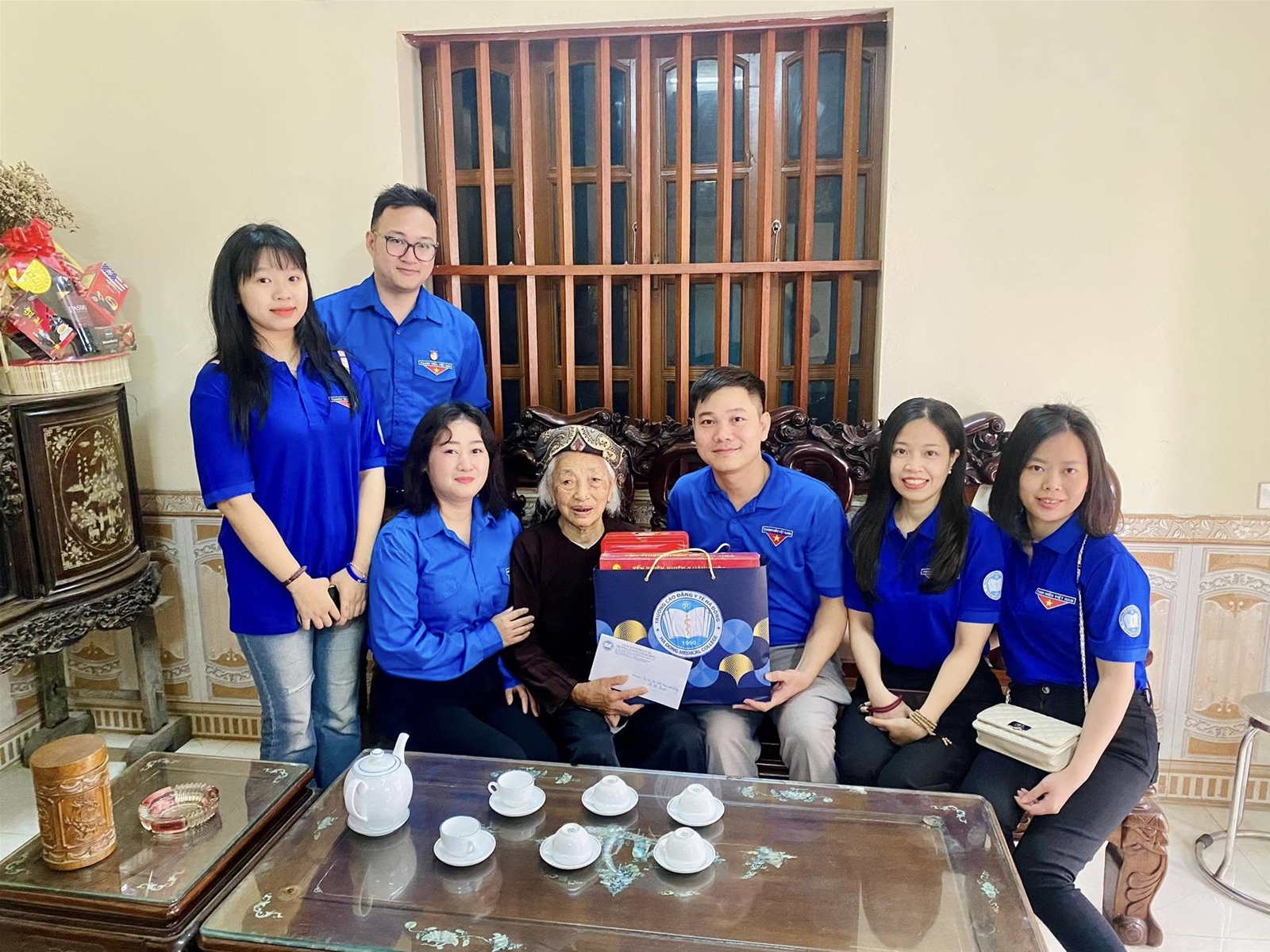 Đoàn Trường Cao đẳng Y tế Hà Đông thăm và tri ân Mẹ Việt Nam Anh hùng Lê Thị Thanh
