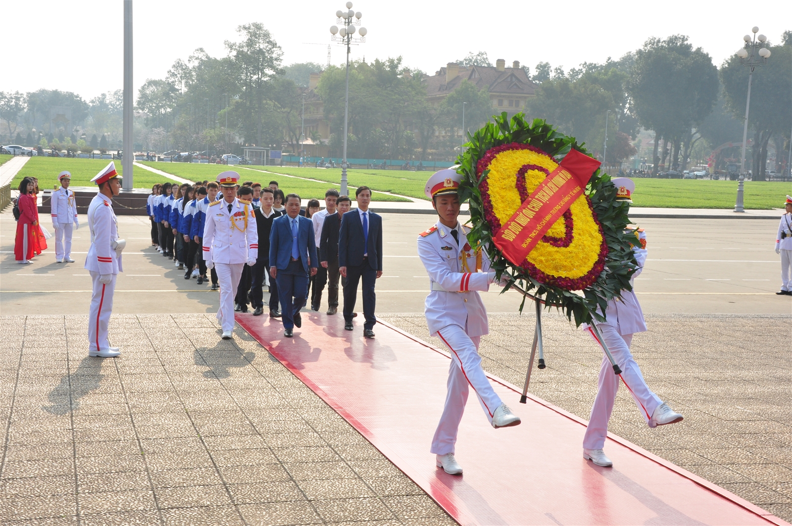 Đoàn đại biểu Trường Cao đẳng Y tế Hà Đông báo công dâng Bác 