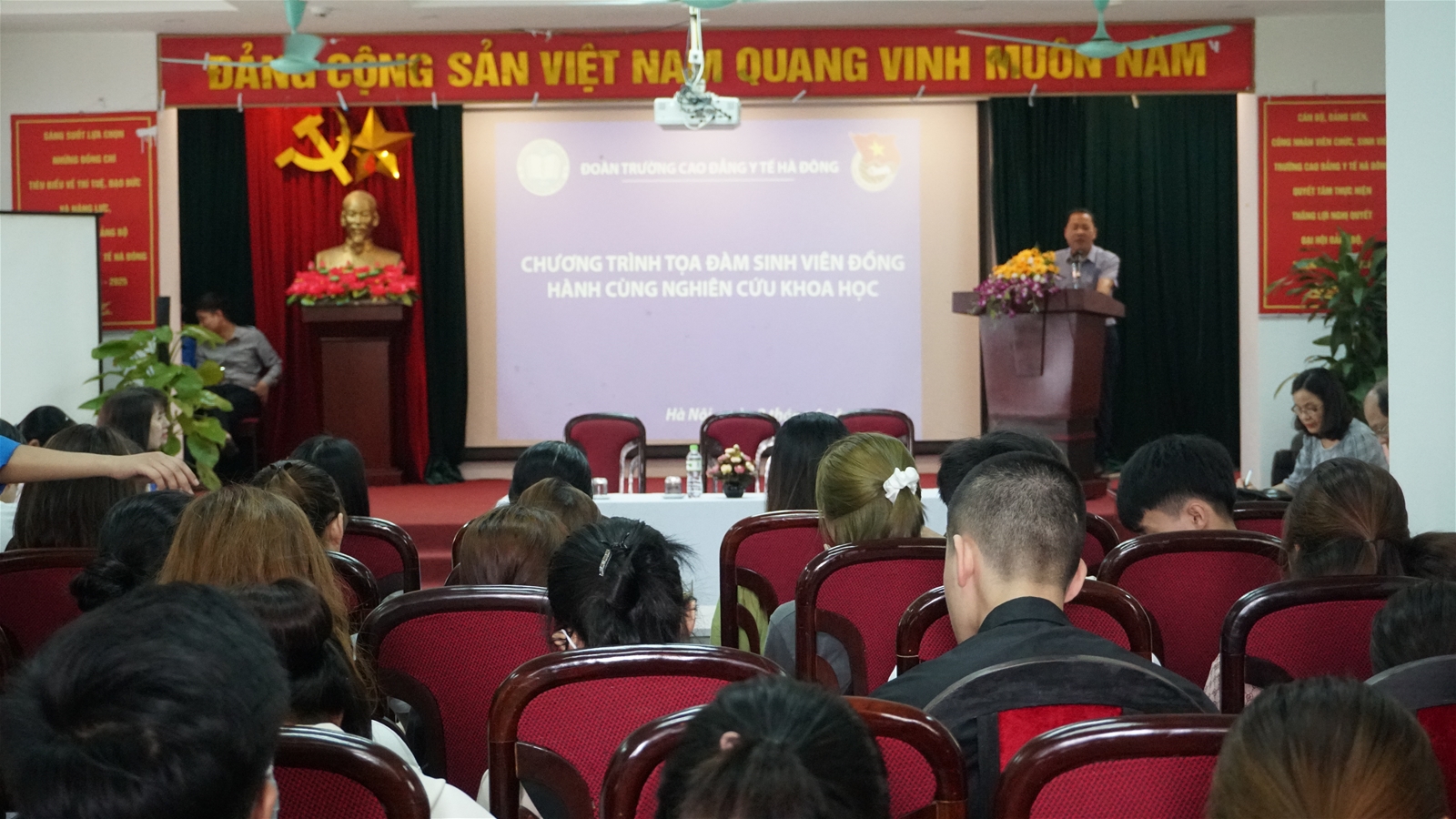 Tọa đàm “Sinh viên đồng hành cùng nghiên cứu khoa học” năm 2021