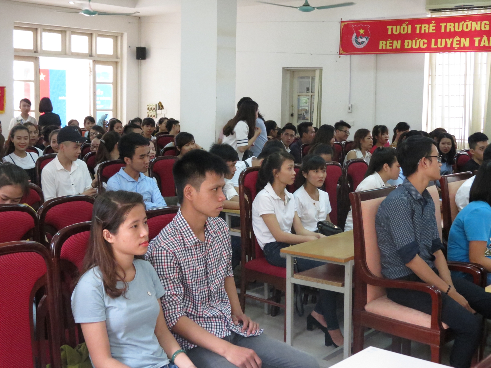 Tư vấn hướng nghiệp việc làm cho học sinh sinh viên cuối khóa năm học 2016-2017 