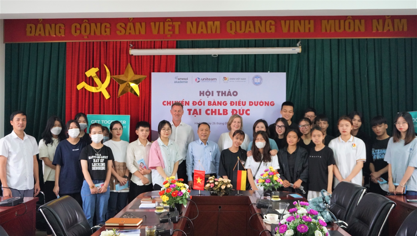 Tập đoàn Uniteam, Học viện Amesol của CHLB Đức và Công ty TNHH DWN Việt Nam đến thăm và làm việc với Trường Cao đẳng Y tế Hà Đông