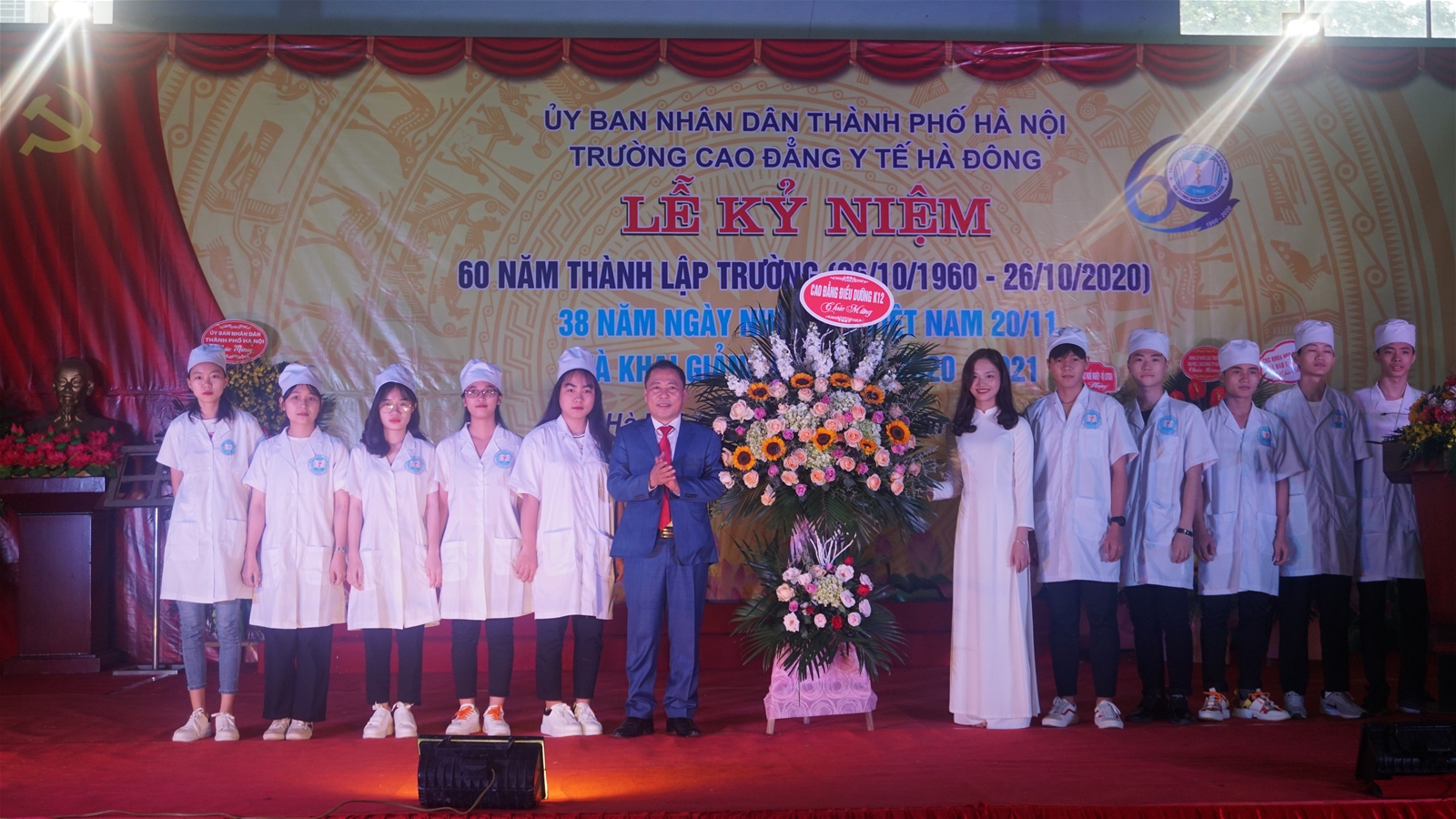 Bài viết dự thi: Tấm gương sáng trên tuyến đầu chống dịch