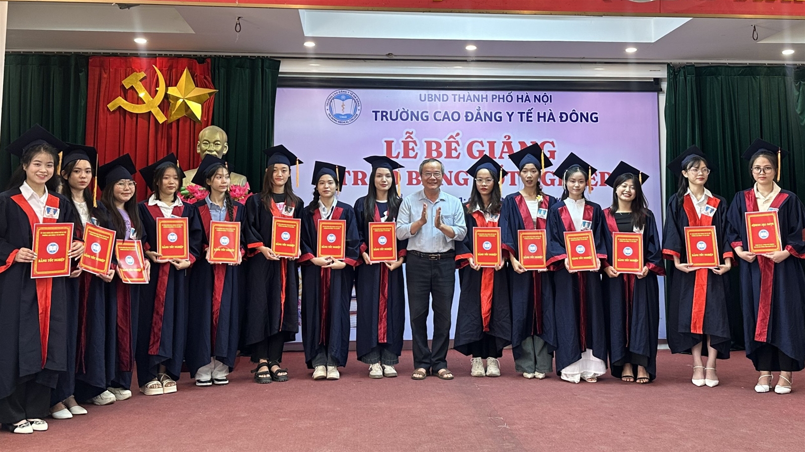 Lễ bế giảng và trao bằng tốt nghiệp cho sinh viên Cao đẳng Dược K11, Cao đẳng Hộ sinh K8, Cao đẳng Kỹ thuật Xét nghiệm Y học K10, Trung cấp Y sỹ đa khoa K13